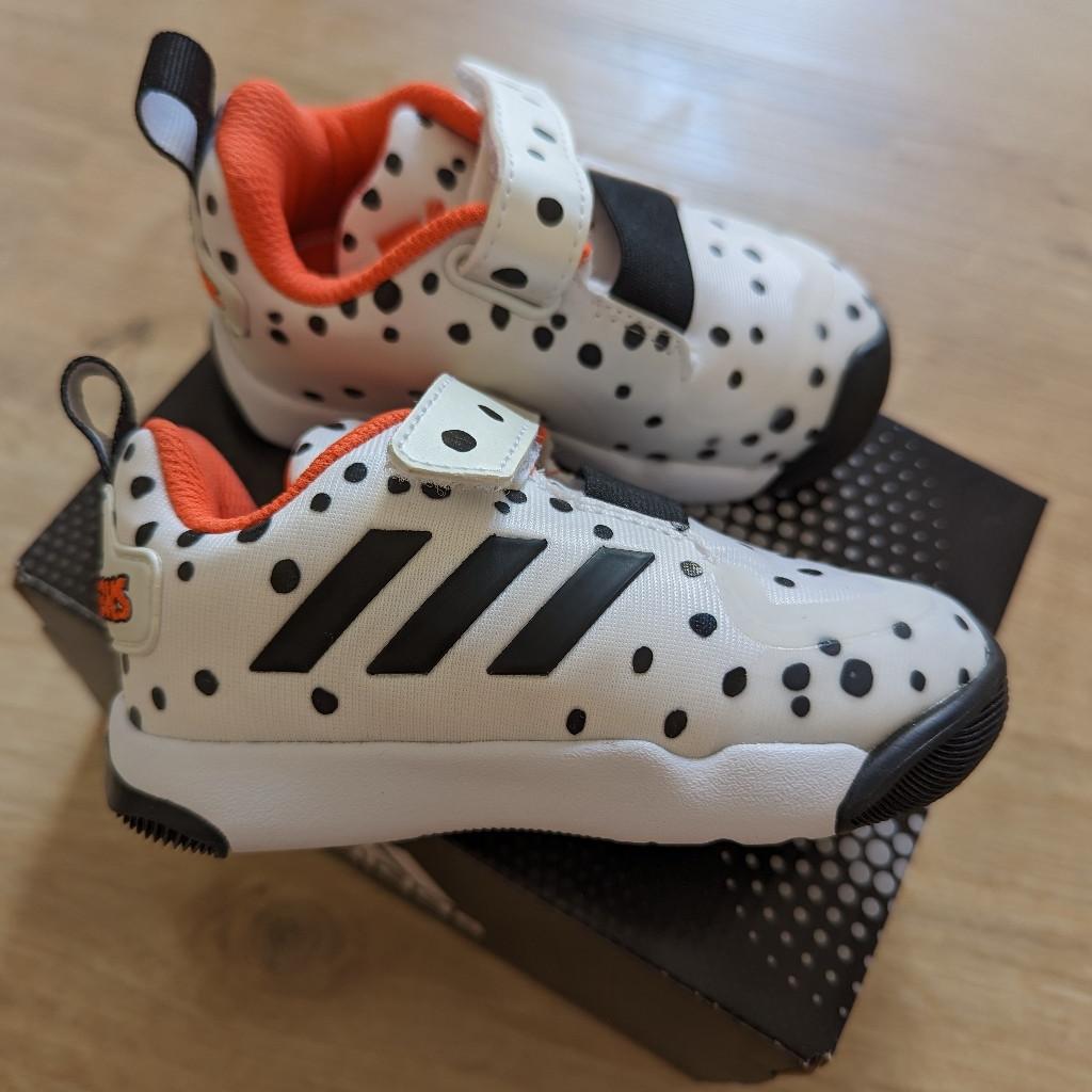 Verkaufe hier neue und ungetragene Kinderschuhe von Adidas in Kooperation mit Disney in der Größe 21. Der Name lautet "ActivePlay Cruella I" und ist im 101 Dalmatiner Look.

Versand möglich.