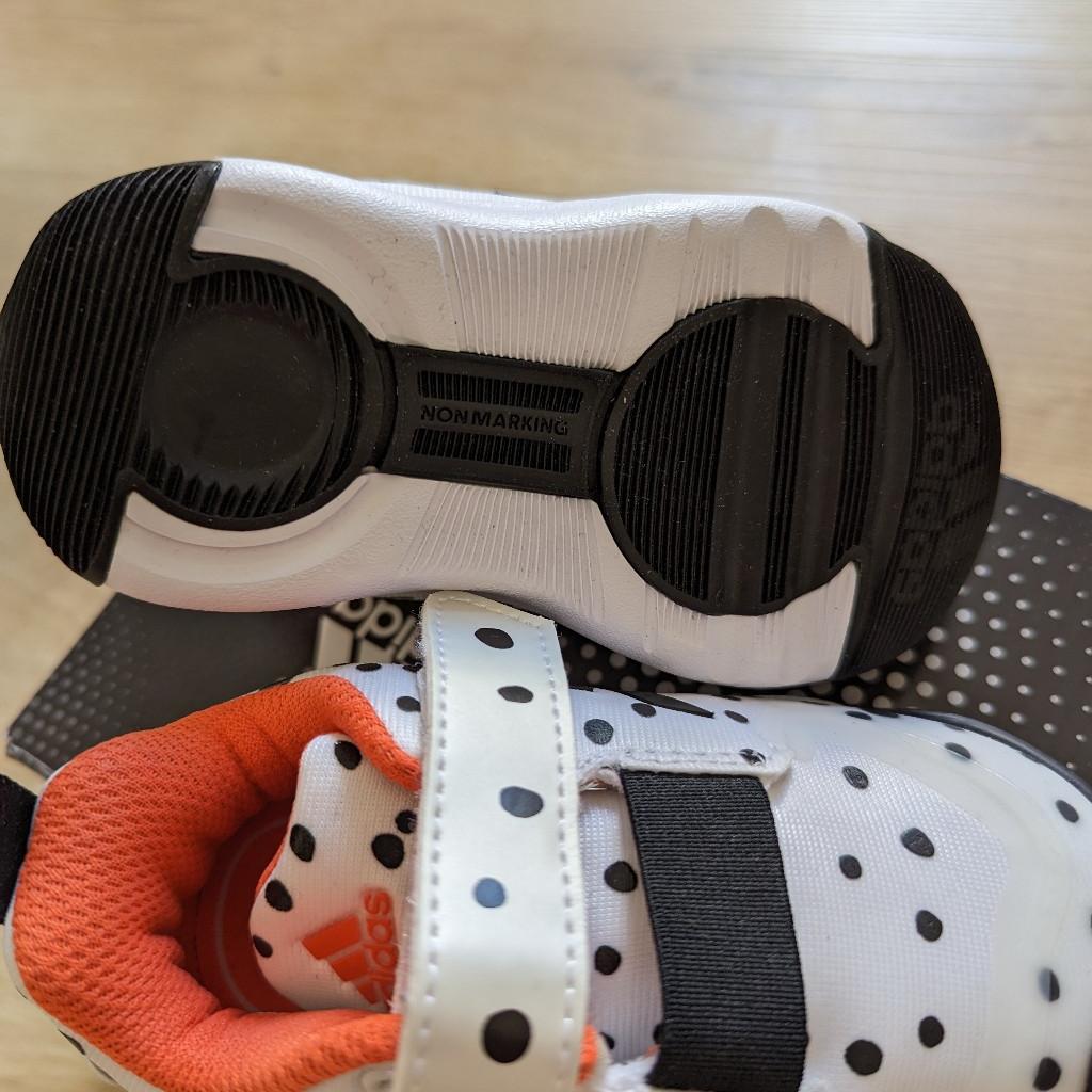 Verkaufe hier neue und ungetragene Kinderschuhe von Adidas in Kooperation mit Disney in der Größe 21. Der Name lautet "ActivePlay Cruella I" und ist im 101 Dalmatiner Look.

Versand möglich.