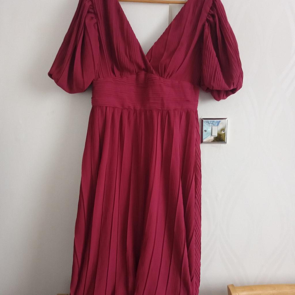 New ladies Boohoo midi V neck dress puff sleeves. Zip fastening, fully lined size 12 . Tags attached.
No silly offers.