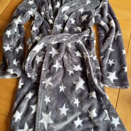 Purchased from Tesco
Very fluffy grey and white stars, dressing gown.
Size 13-14 yrs
Brilliant condition 
Collection only