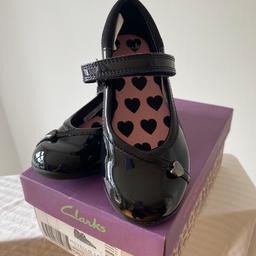 Lovely Clarks black patent leather kids school shoes 

UK 7.5 F - new with box 

Smoke free home   

Cash on Collection ONLY from North Ferriby

Oos