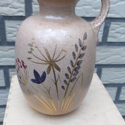 Kleine Vase mit schönen Blumenmotiv bemalt gold,grün,rot,blau
Ist 16 cm groß,5cm durchmesser
Versand 4,80€ Dhl Versandkosten trägt Käufer, Käuferin,
Überweisung