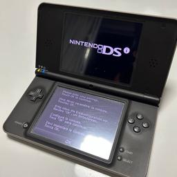 Ich verkaufe ein Nintendo DSi XL in Dunkelbraun + 1 Spiel + Hülle. Das Gerät funktioniert einwandfrei und ist in einem guten Zustand, denn der untere Bildschirm hat eine Schutzfolie drauf. Das Ladekabel ist inkludiert.