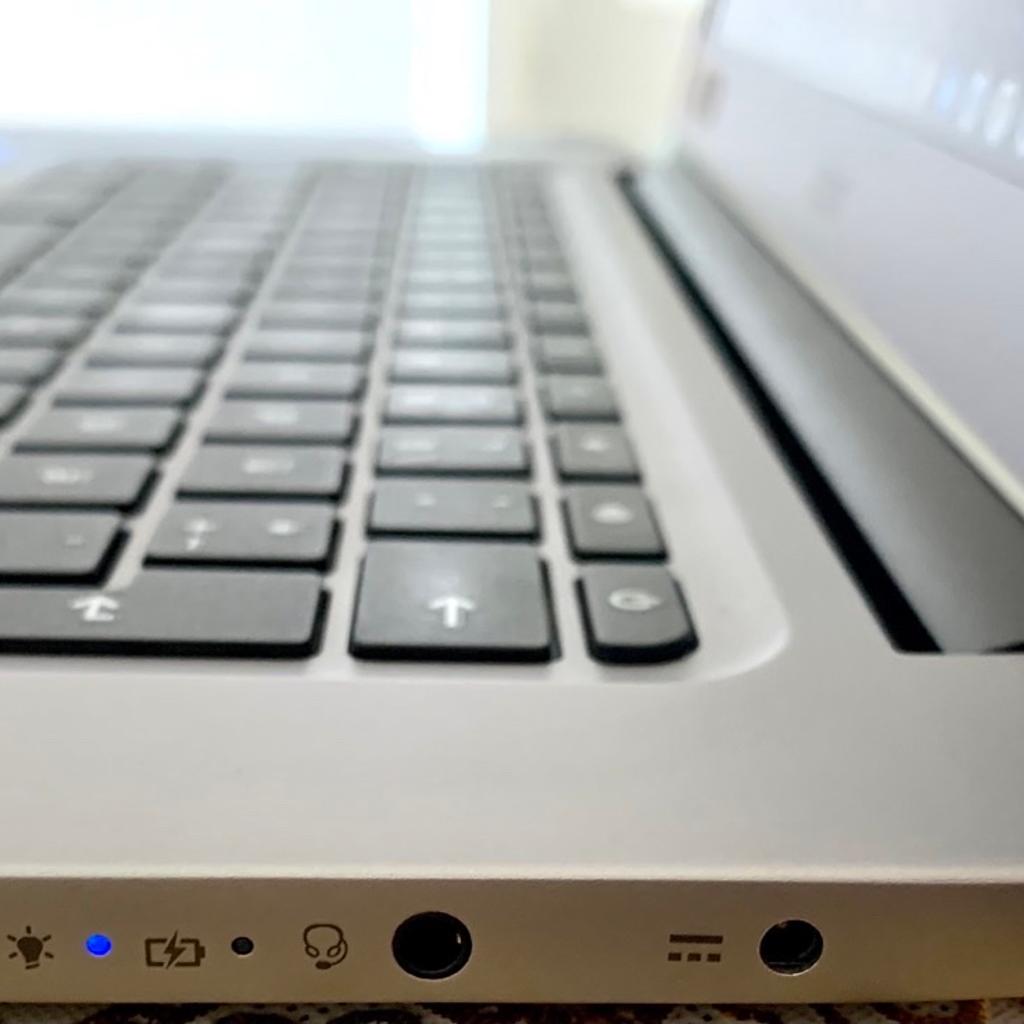 Verkauft wird ein gebrauchtes Chromebook der Marke Acer. Der Laptop befindet sich in top Zustand, mit sehr wenig Gebrauchsspuren. Vorhanden sind die originale Verpackung, der Netzteil, das Handbuch, die Akku und der Netzkabel:

Name = CB3-431 - C6UD
Hersteller = Acer
Farbe = Sparkly Silver
OS = Google ChromeOS
LCD = 14 Zoll FHD Acer ComfyView LCD
Processor = Intel Celeron Quad Core Processor N3160 1. 6 GHz (4 Threads, 2.24 GHz)
Graphics = Intel HD Graphics
Memory = 4 GB LP DDR3 Memory
Speicher = eMMC 32 GB
Kamera = HD Camera with Wide Angle
Akku = 3 Cell Li-Polymer Battery
WLAN/Bluetooth = 802.11 ac + BT

Preis Verhandelbar!
Abzuholen in Köln Nippes!
Lieferbar gegen Aufpreis!
Privatverkauf, keine Rücknahme oder Gewährleistung!