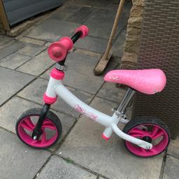 Toddlers balance bike
In good condition
Colour pink