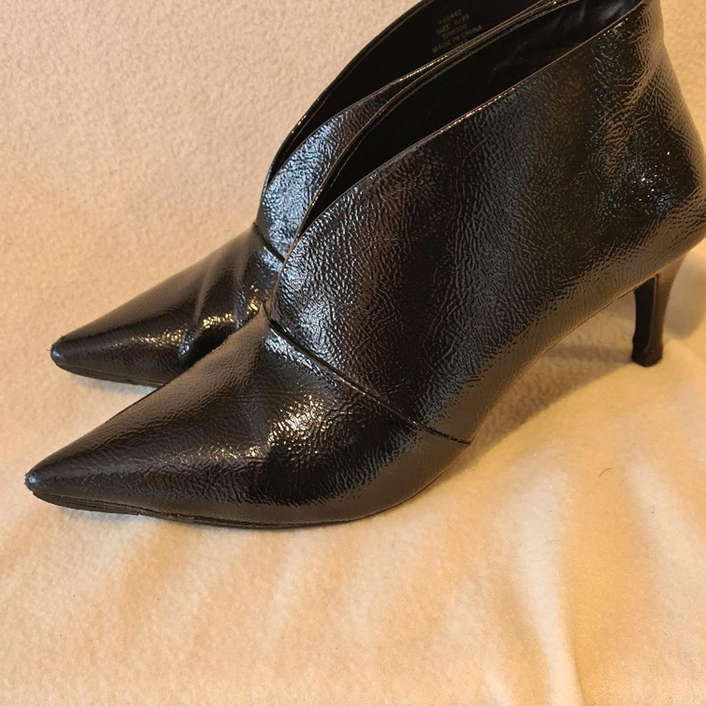Clarks black patent leather mid Heel elasticated and zip fastening ankle Boots Worn Once Immaculate uk 5.5. See photos for condition size flaws materials etc. I can offer try before you buy option if you are local but if viewing on an auction site viewing STRICTLY prior to end of auction.  If you bid and win it's yours. Cash on collection or post at extra cost which is £4.55 Royal Mail 2nd class. I can offer free local delivery within five miles of my postcode which is LS104NF. Listed on five other sites so it may end abruptly. Don't be disappointed. Any questions please ask and I will answer asap.
Please check out my other items. I have hundreds of items for sale including bikes, men's, womens, and children's clothes. Trainers of all brands. Boots of all brands. Sandals of all brands.
There are over 50 bikes available and I sell on multiple sites so search bikes in Middleton west Yorkshire.