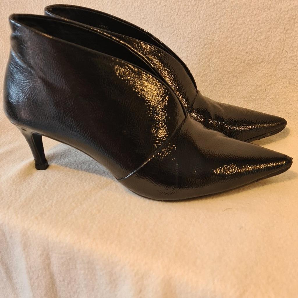 Clarks black patent leather mid Heel elasticated and zip fastening ankle Boots Worn Once Immaculate uk 5.5. See photos for condition size flaws materials etc. I can offer try before you buy option if you are local but if viewing on an auction site viewing STRICTLY prior to end of auction.  If you bid and win it's yours. Cash on collection or post at extra cost which is £4.55 Royal Mail 2nd class. I can offer free local delivery within five miles of my postcode which is LS104NF. Listed on five other sites so it may end abruptly. Don't be disappointed. Any questions please ask and I will answer asap.
Please check out my other items. I have hundreds of items for sale including bikes, men's, womens, and children's clothes. Trainers of all brands. Boots of all brands. Sandals of all brands.
There are over 50 bikes available and I sell on multiple sites so search bikes in Middleton west Yorkshire.