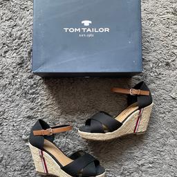 Schwarze Sandalen mit Keilabsatz in Größe 36 der Marke Tom Tailor
Ungetragen und in einem einwandfreien Zustand
Originalkarton vorhanden, Neupreis lag bei 50€

Zzgl Versand (5,99€)