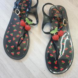 Girls cute jelly sandals with diamonte cherries 🍒 
Ideal for summer, holidays or on the beach. Look great with summer dress or shorts 😍

Size: uk 5/6 (these definitely run small and are better suited to size 4/5) 
Colour: Black, red

Condition: new without tags never worn as too small for my 10 year old.