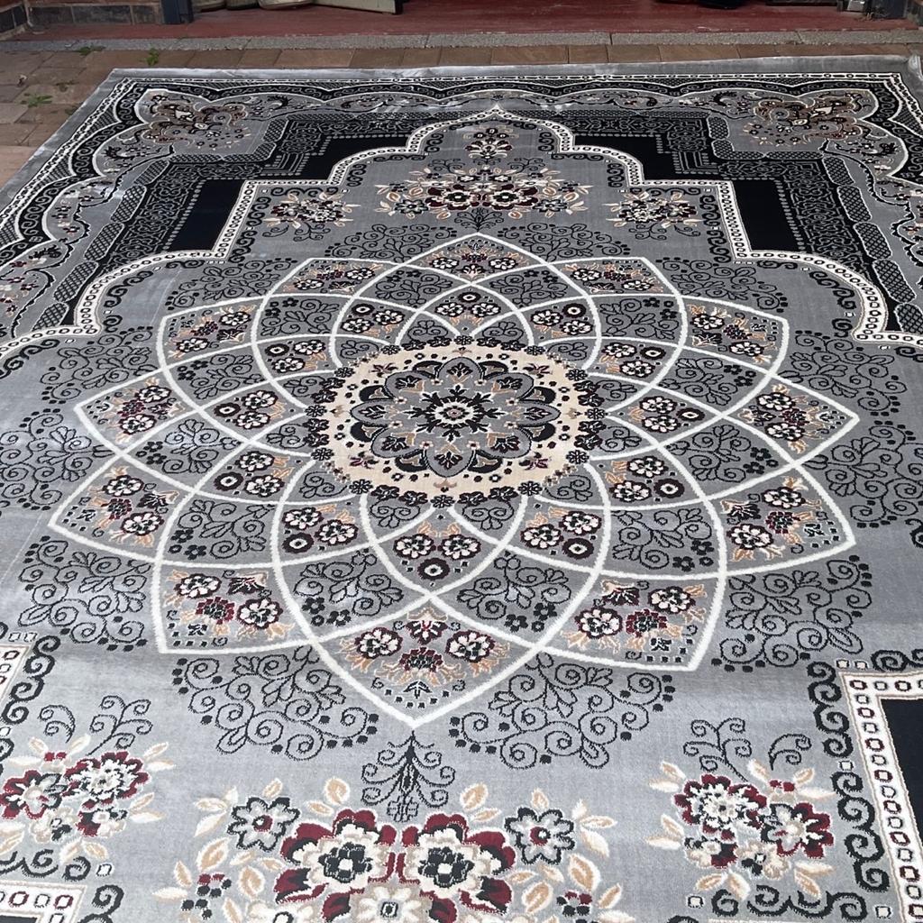 Brand new beautiful luxury Isfahan turkish rugs Its a big size
 Colour grey size 340x240cm
Collection le5