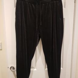 Fab black velour joggers/lounge pants, size XL (14-16).

Elasticated waist with adjustable drawstring, side pockets and cuffed ankles.

Great quality fabric - decent weight so they drape well, but also dry quickly after washing and don't need ironing... what more can you ask ?!!

Love these to bits and have worn them lots, but they're still in perfect condition - they just don't fit me anymore... 🙄

PLEASE NOTE : I can only post by Royal Mail counter service, so please do not select any other courier... thanks !!

( #fashion #casual #trousers )