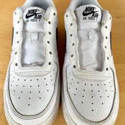Originale Air Force ohne Schuhbänder
Größe 37,5
Farbe weiß mit schwarzem Nike-Zeichen
Kaum getragen, leider schon zu klein