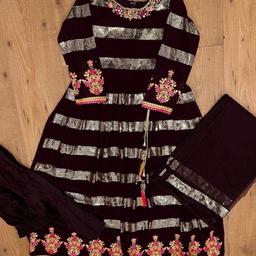Brand new girls 3 piece dress as shown in the pics
Indian size 32 (Approx size fit into 10-14 years old all depends on the person)
Approx Kameez Length 46
Approx Chest Size 34

PRICE £30

ONLY POSTING OUT