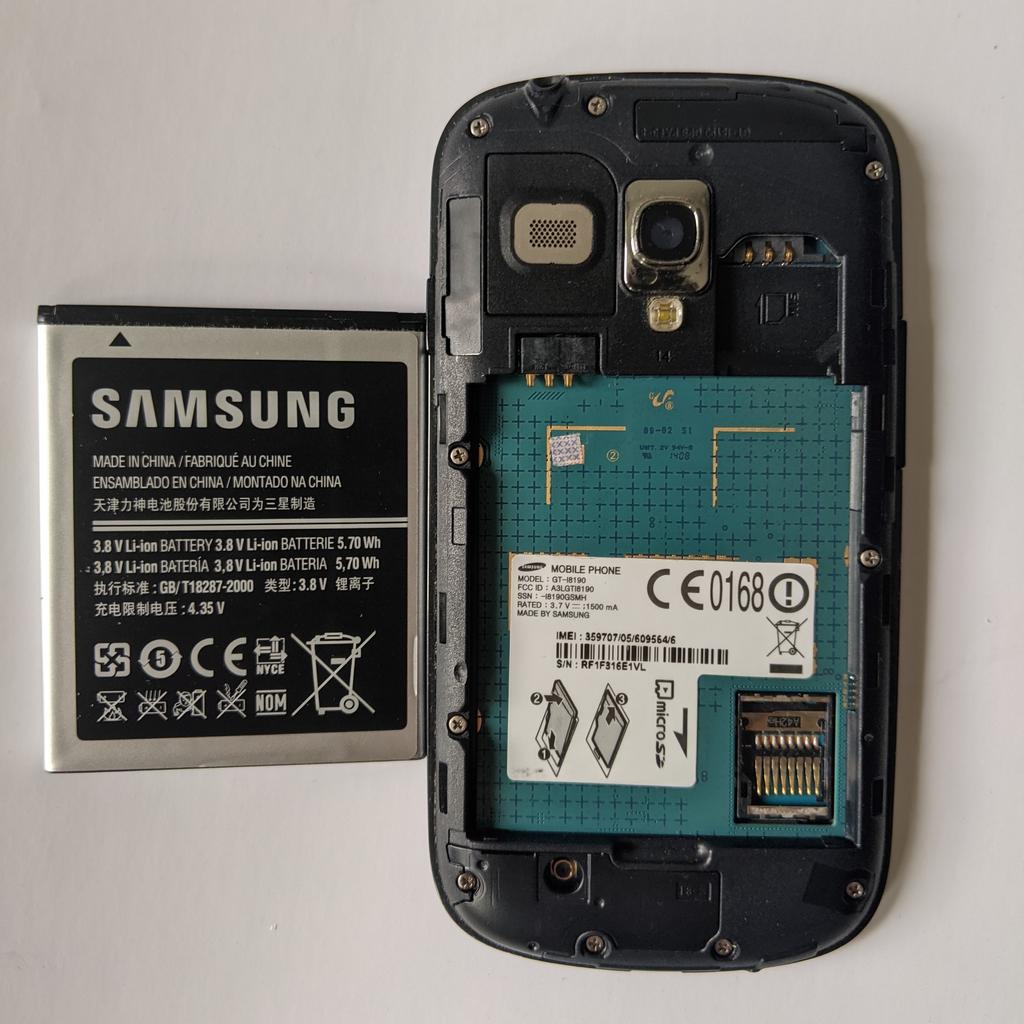 Samsung Galaxy S3
offen für alle Netze
4-Zoll- AMOLED - Display
1.500-mAh-Akku (tauschbar)
5 Megapixel Hauptkamera mit Autofokus
8 GB Speicher ( mit Micro-SD-Speicherkarte erweiterbar auf bis zu 32 GB)
1 GB RAM
Modell: GT-I8190
Android 7.1.2 (Lineage OS)

 Der Verkauf erfolgt unter Ausschluss jeglicher Gewährleistung. Der Ausschluss gilt nicht für Schadenersatzansprüche aus grob fahrlässiger bzw. vorsätzlicher Verletzung von Pflichten des Verkäufers sowie für jede Verletzung von Leben, Körper und Gesundheit. Keine Garantie, keine Rücknahme, keine Rückabwicklung, keine Rückgabe. Gekauft wie gesehen.