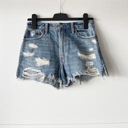Hey ihr lieben ☺️

Ich verkaufe eine Abercrombie&Fitch High Rise Jeans Shorts in blau Destroyed Look

Grösse 26 entspricht einer S

Versand 2,75

NP über 75€