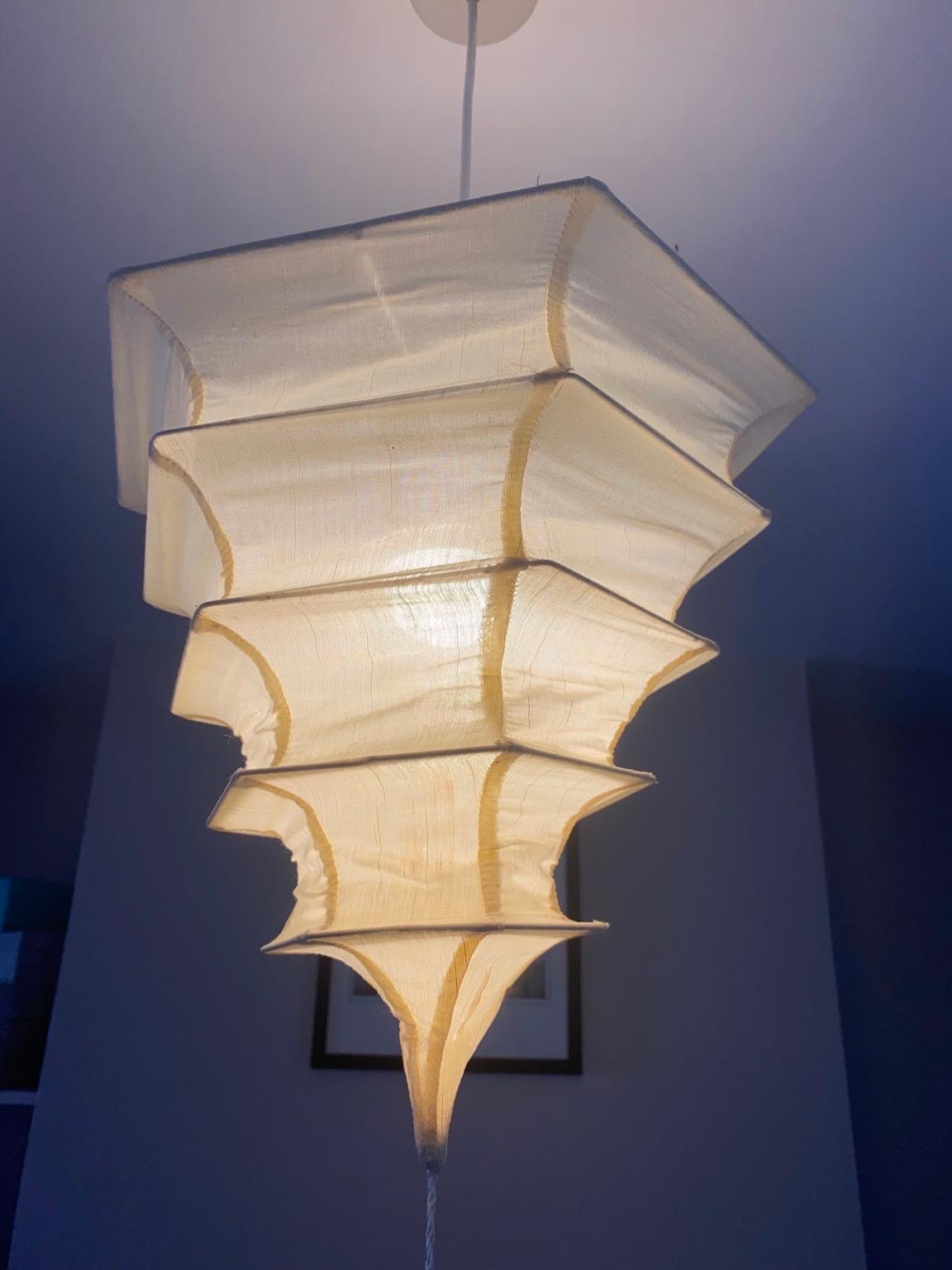 Cream silk ceiling light shade in W4 London für £ 1,75 zum Verkauf 