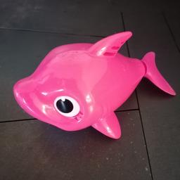 Babyshark Fisch pink für die Badewanne, schwimmt im wasser, wackelt mit der Flosse und spielt das Lied Baby Shark
