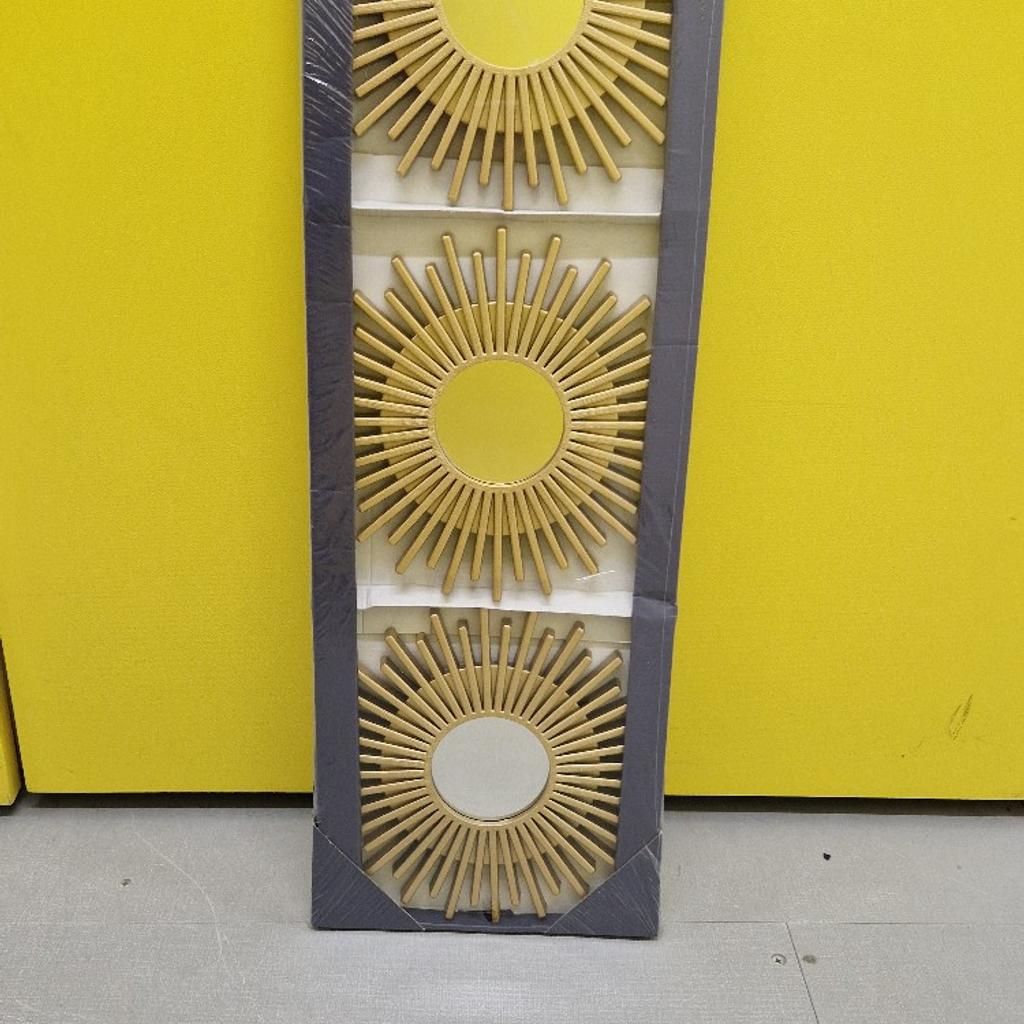 3 pack mirror set

*New*

Colour: Matt gold

Size of each mirror:

29.5cm diameter 1.5cm depth