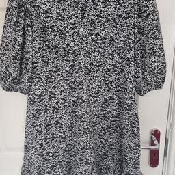 no tags but not been worn good as new

New look tunic dress