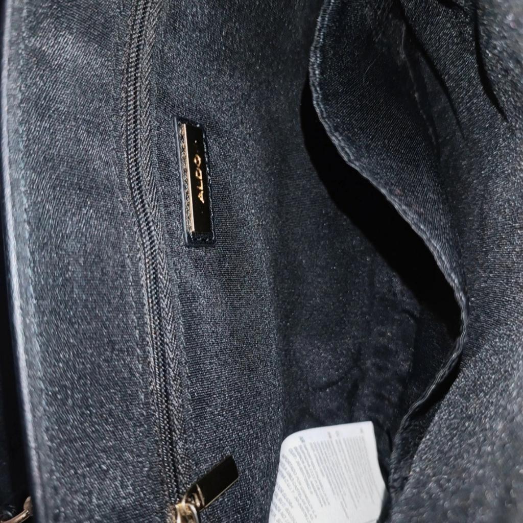 Zum Verkauf steht eine gebrauchte Handtasche von Aldo, mit einem goldenen Zierring.
Die Träger von der Tasche können einfach abgenommen werden. Somit kann die Tasche auch als Clutch getragen werden.
Im inneren hat die Tasche ein kleines Nebenfächlein und ein kleines Reißverschlussfach.

Versand ist zzgl. Gebühr möglich.
Bei Bedarf, kann ich gerne kostenlos die Aufbewahrungstasche (sieht man im 2 + 3 Bild im Hintergrund) mitschicken.