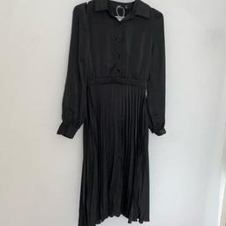 BooHoo black crinkle silky dress
Size 8
Brand new with tags

RSP £35.00

#boohoo #dress #partydress #blackdress #summer