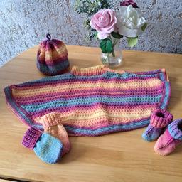 Size - 20" (6-9 months old).
Hand knitted by myself in a lovely Rainbowwool.
Ideal present for that Baby Shower etc.
This would be selling in Baby Boutiques for £80+.
Excellent Condition.
Buyer Collects from ST3 or I can post at an extra charge of £3.35 on top.