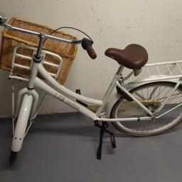 Bicicletta da donna La Cortina, colore bianco, con cestino in vimini, campanello e scatto fisso. Ottime condizioni. Usata poco. No spedizione