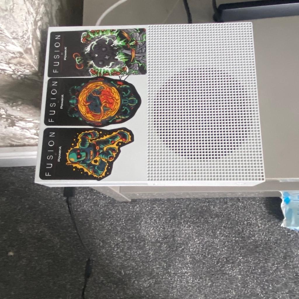 Xbox one s all in working order great condition with a Fusion pro 2 controller with paddles