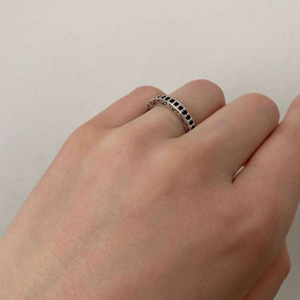 Original Pandora Ring

Sterling Silber mit schwarzen Steinchen und seitlicher Gravur

Kaum getragen