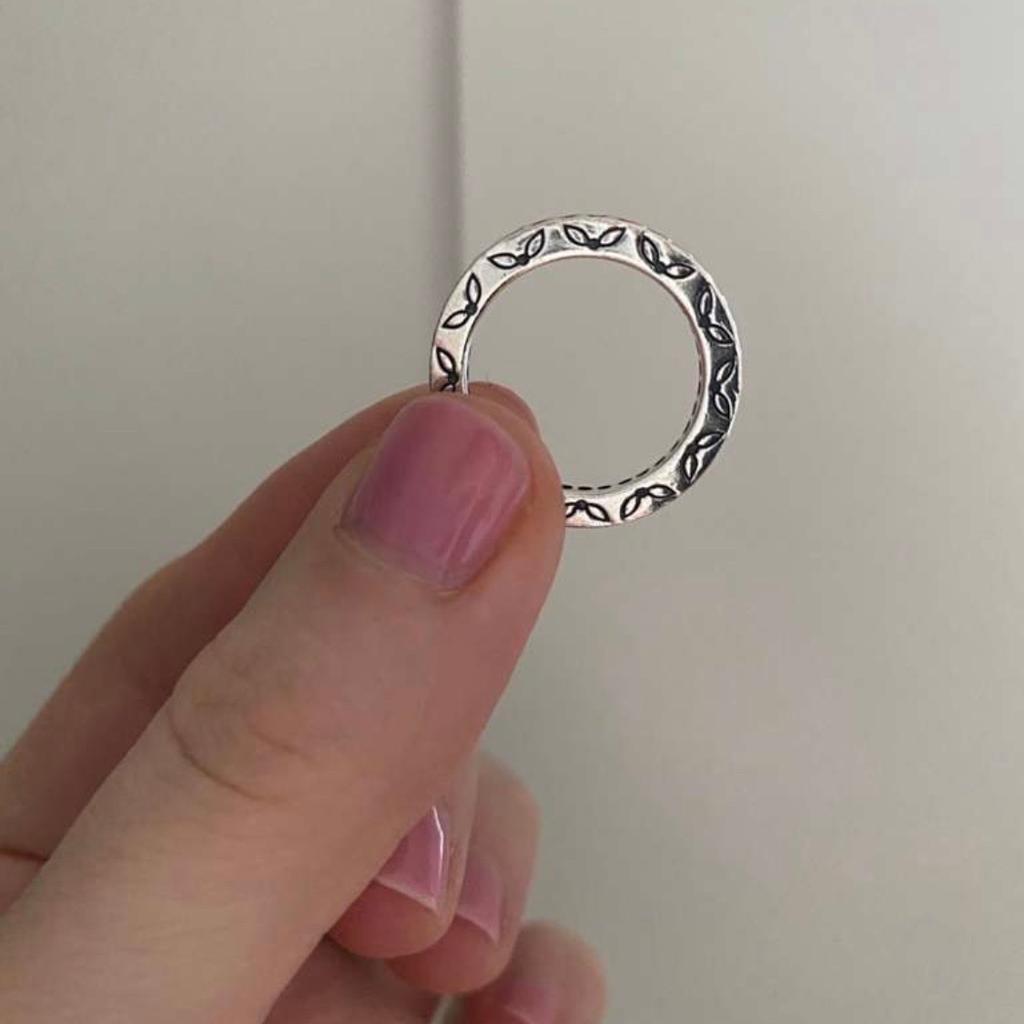 Original Pandora Ring

Sterling Silber mit schwarzen Steinchen und seitlicher Gravur

Kaum getragen
