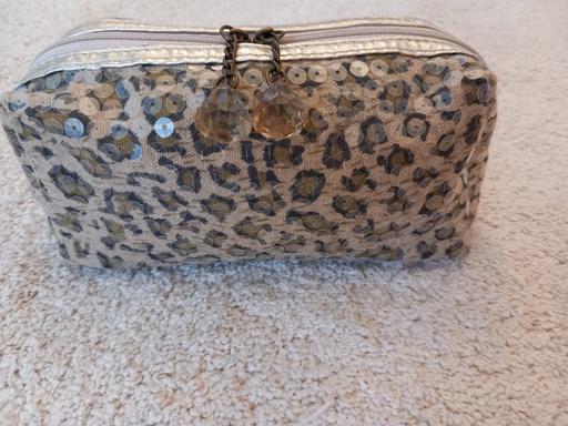 Buy & Sell Surrey Guildford - Photos for Gold and brown sequined makeup bag