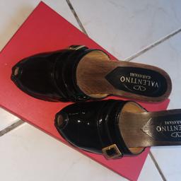 Sehr schöne, 100% originale Schuhe/ Clogs von VALENTINO GARAVANI made in Italy + originaler Karton!
Innen und aussen minimale Abnützungen ersichtlich. Sohle siehe Bilder.
Schuh mit ca. 82mm Absatzhöhe (Holzstöckel)/ Lederüberzogen.

Ich schließe jegliche Sachmängelhaftung aus.