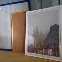 1x Glasbilderrahmen 43 x 53cm, 2 Stück 32 x 42cm. Pro Stück 2,- 2x neu, mittlerer war kurz in Verwendung

Selbstabholung. Dies ist ein Privatverkauf, daher keine Rücknahme