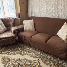 3 seater settee and 2x 1 seater settee
Wooden frame
Removable and washable covers
Free to collect