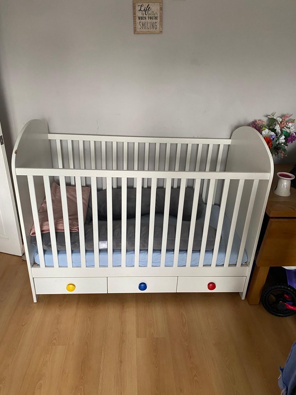 White ikea cot with drawers in SE6 London für 120,00 £ zum Verkauf