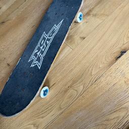 Skateboard 28 Zoll 71 cm lang, 20 cm breit
Neue Lager und Rollen in 2021 von Blue Tomato
für ganz leichten Lauf.
Für Anfänger ideal 