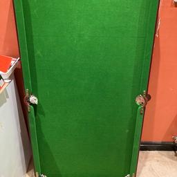 Well looked after snooker table includes all balls and several que’s no tears or splits includes foldable legs all in good working order.

Size
Length 140cm
Width 74 cm

£30 ono