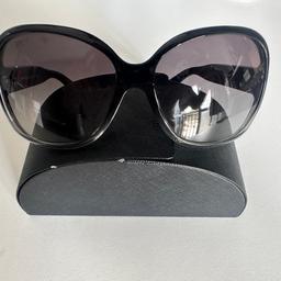 Occhiali da sole nero Prada, con la scatola , ha solo un leggero graffio su un lente che sarebbe l’ultima foto, non si vede con la fotocamera.