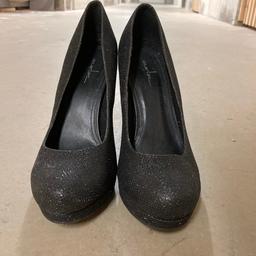 Verkaufe schwarze High Heels (Absatzhöhe ca. 10cm) in Größe 38. Die Schuhe wurden ein paar Mal getragen. Versand gegen Aufpreis möglich.