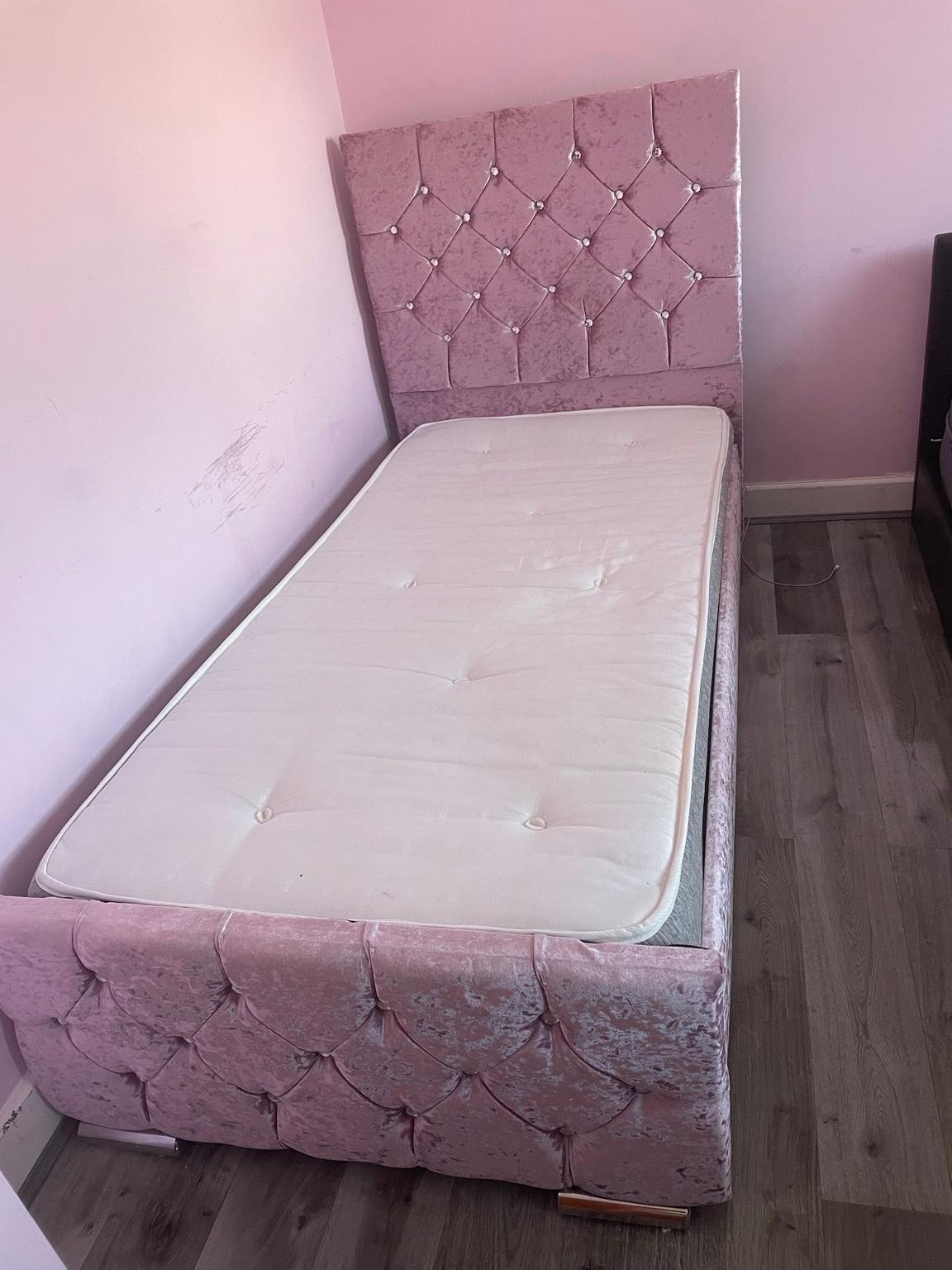 Crushed velvet single bed pink in DE24 Derby für £ 100,00 zum Verkauf