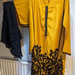 A beautiful three piece suit
size small
new without tags
Removed from plastic bag to take photos
no offers