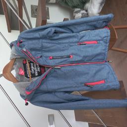 Schicke Superdry-Winterjacke in Jeansblau zu verkaufen, sehr guter Zustand, wenig getragen