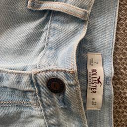 Tolle neuwertige kurze Jeans Hose 
Original von Hollister mit Stickereien