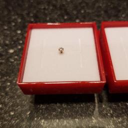 brand new 22ct indian gold nose studs with scew back and and nose ring

studs £25 each
nose ring £25each