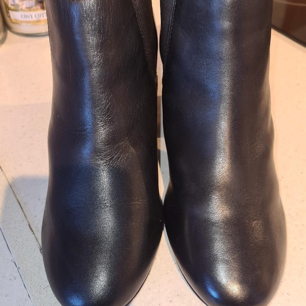 New Look ladies Chelsea Boots, ankle Boots wide fit. Mid Heel. Uk 7. Excellent condition. See photos for condition size flaws materials etc. I can offer try before you buy option if you are local but if viewing on an auction site viewing STRICTLY prior to end of auction.  If you bid and win it's yours. Cash on collection or post at extra cost which is £4.55 Royal Mail 2nd class. I can offer free local delivery within five miles of my postcode which is LS104NF. Listed on five other sites so it may end abruptly. Don't be disappointed. Any questions please ask and I will answer asap.
Please check out my other items. I have hundreds of items for sale including bikes, men's, womens, and children's clothes. Trainers of all brands. Boots of all brands. Sandals of all brands.
There are over 50 bikes available and I sell on multiple sites so search bikes in Middleton west Yorkshire.