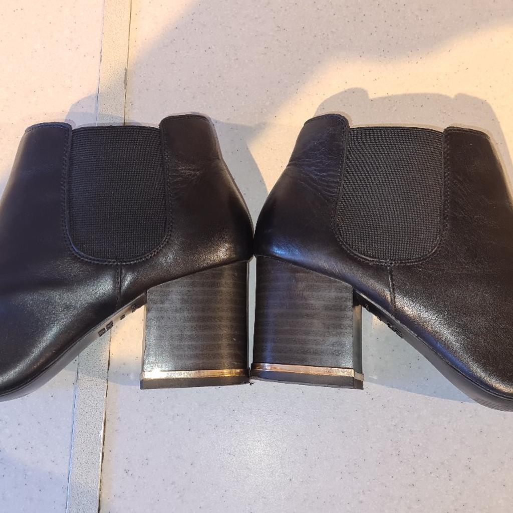 New Look ladies Chelsea Boots, ankle Boots wide fit. Mid Heel. Uk 7. Excellent condition. See photos for condition size flaws materials etc. I can offer try before you buy option if you are local but if viewing on an auction site viewing STRICTLY prior to end of auction.  If you bid and win it's yours. Cash on collection or post at extra cost which is £4.55 Royal Mail 2nd class. I can offer free local delivery within five miles of my postcode which is LS104NF. Listed on five other sites so it may end abruptly. Don't be disappointed. Any questions please ask and I will answer asap.
Please check out my other items. I have hundreds of items for sale including bikes, men's, womens, and children's clothes. Trainers of all brands. Boots of all brands. Sandals of all brands.
There are over 50 bikes available and I sell on multiple sites so search bikes in Middleton west Yorkshire.