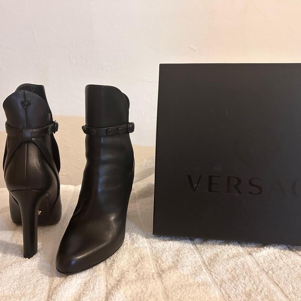 Hallo, Verkaufe hier 3 mal getragene Versace Stiefeletten.
Neupreis war 999,90€