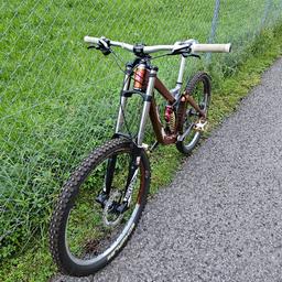 Downhill Bike der Marke Kraftstoff
Guter Zustand
Nur leichte gebrauchsspuren.
Größe M