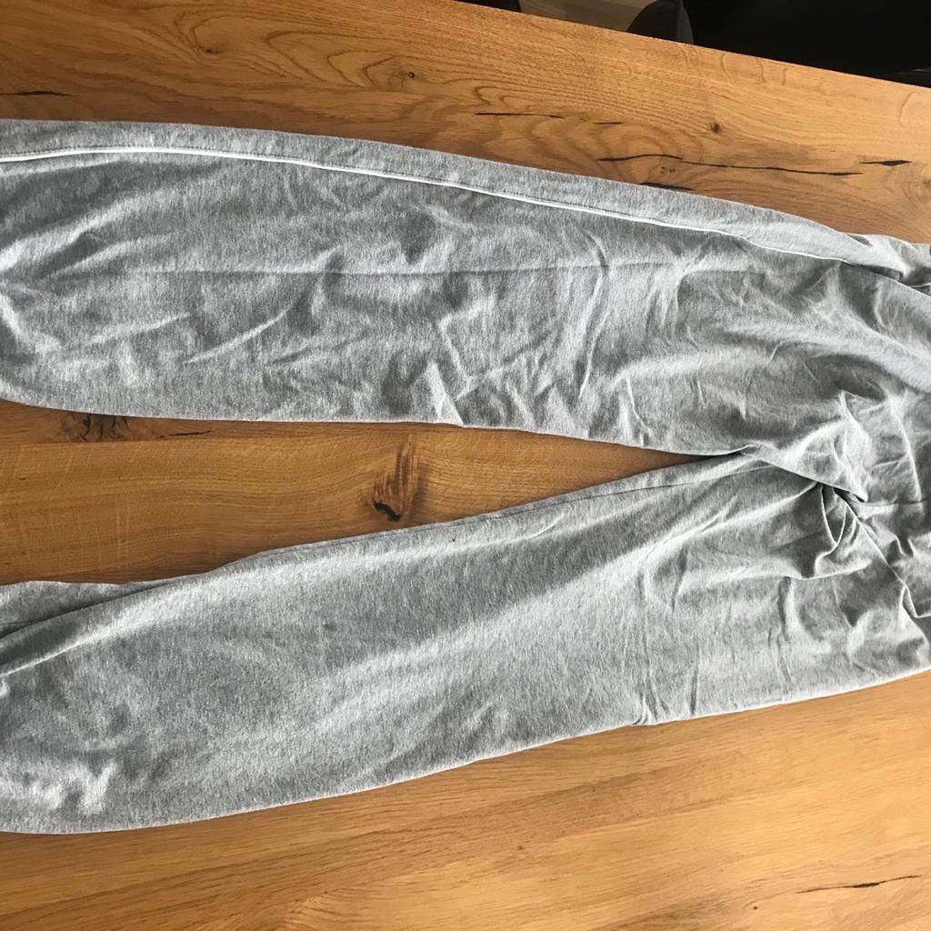 Verkaufe original Jogginghose der Marke Nike. Die Hose besitzt auf der Seite je einen weißen dünnen Streifen (siehe Bilder) und wurde nur wenige Male getragen.

Nur Selbstabholung.