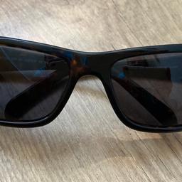 Schicke, sportliche Herren-Sonnenbrille mit G15 Gläsern (grünes Glas, welches die Farben am Neutralsten widergibt und es RayBan auch verwendet) aus tierfreiem Nichtraucherhaushalt. Beim Augenoptiker gekauft. 100 % UV-Schutz. Inkl. Etui und Mikrofasertuch.

Keine Garantie, Umtausch oder Rückgabe.